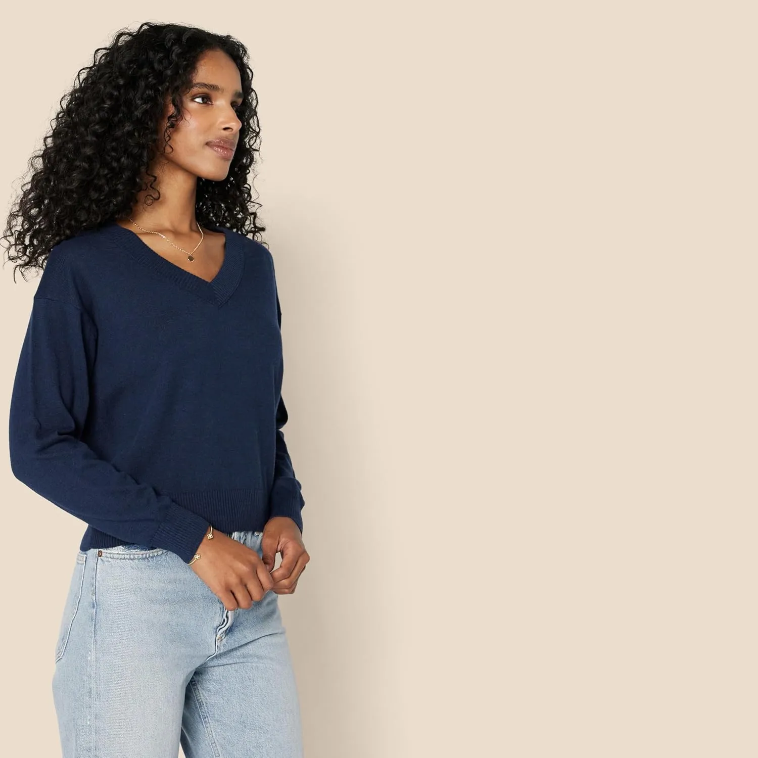 Amazon Essentials Women's Relaxed-Fit Lightweight V-Neck Cropped Sweater
