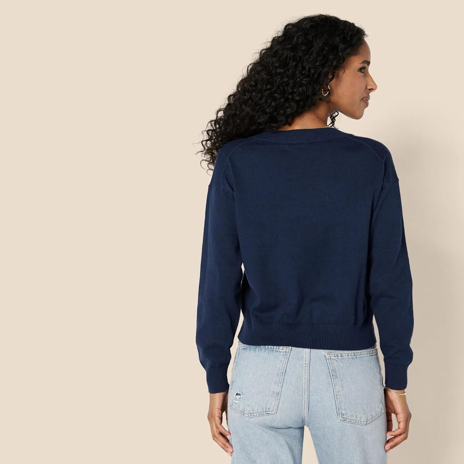Amazon Essentials Women's Relaxed-Fit Lightweight V-Neck Cropped Sweater