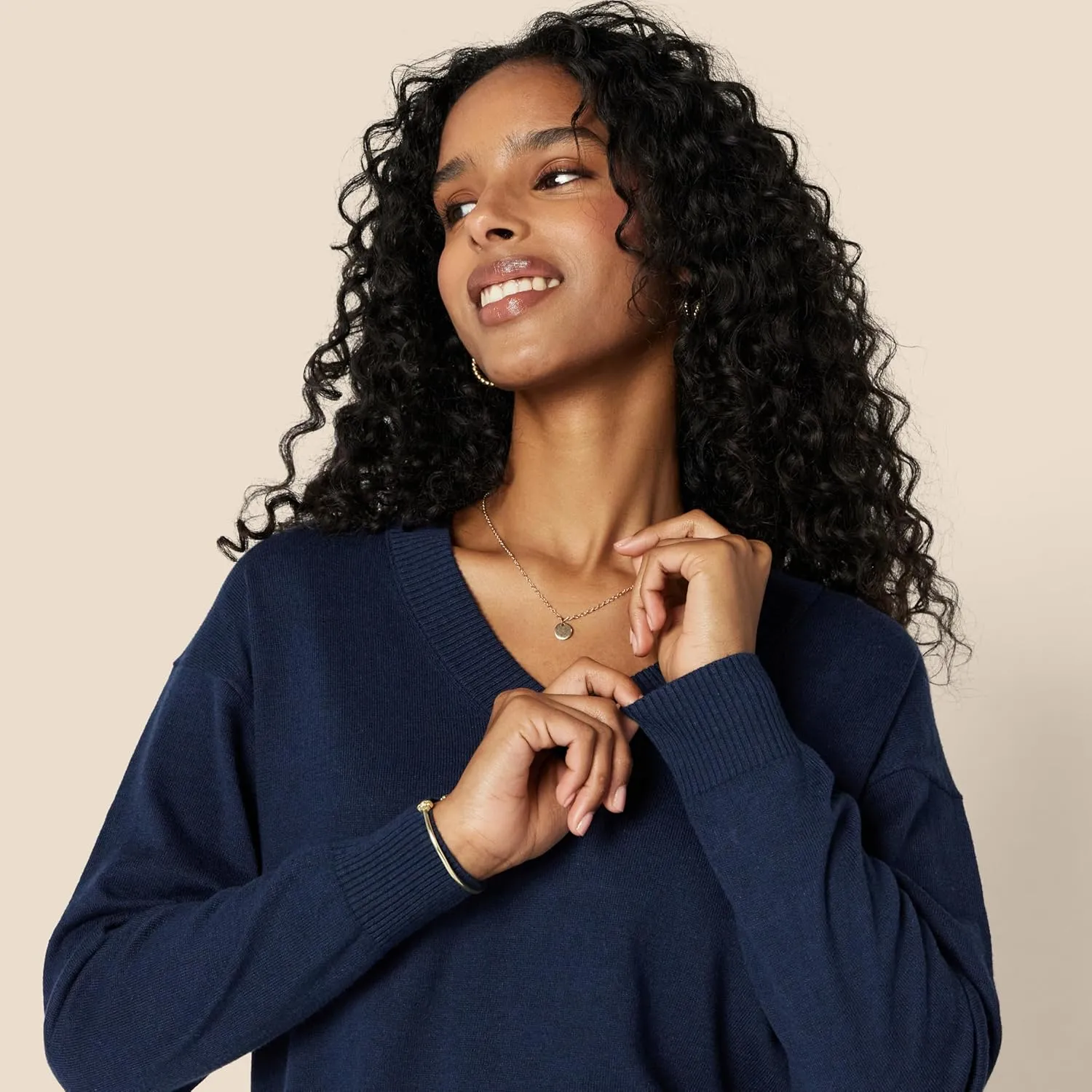 Amazon Essentials Women's Relaxed-Fit Lightweight V-Neck Cropped Sweater