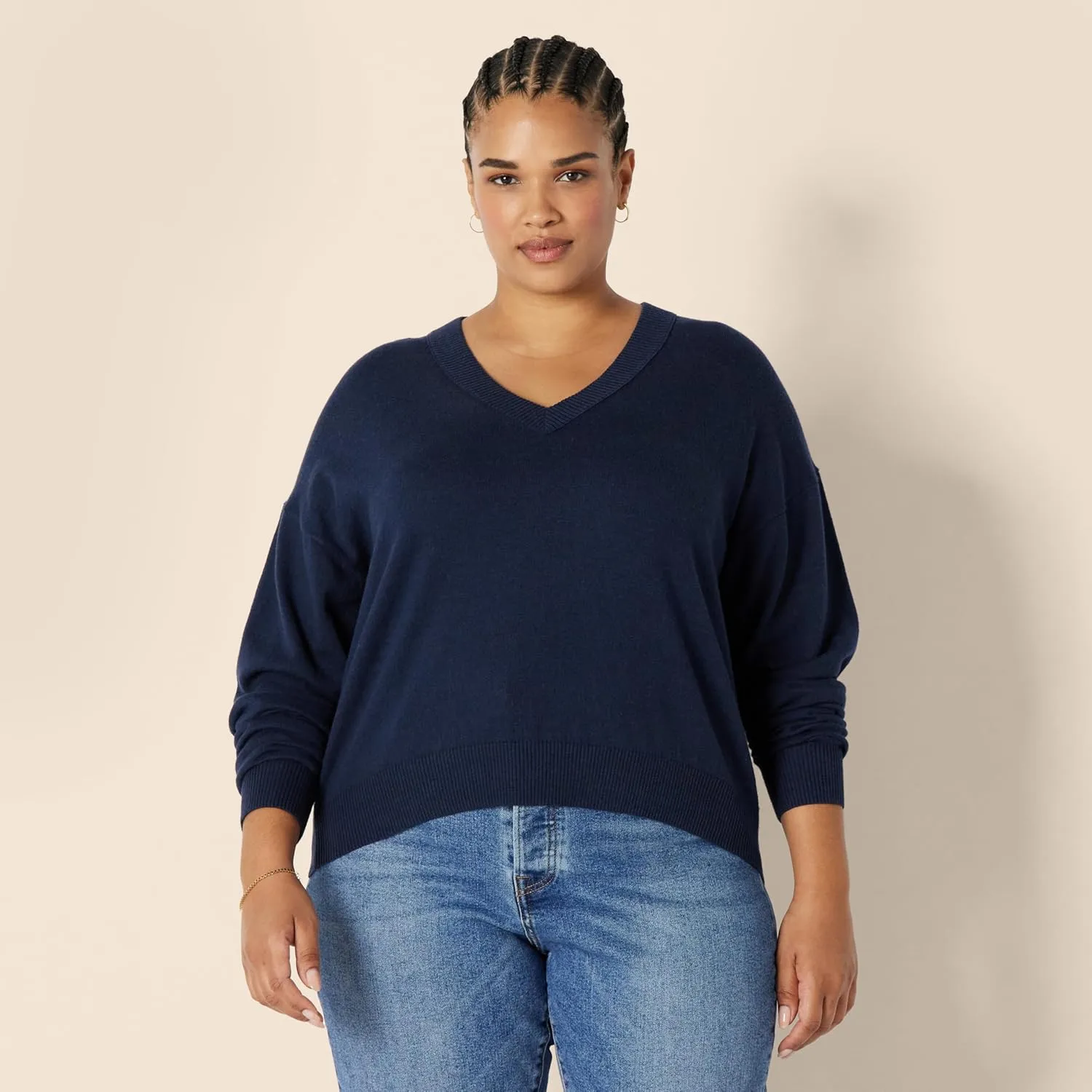 Amazon Essentials Women's Relaxed-Fit Lightweight V-Neck Cropped Sweater
